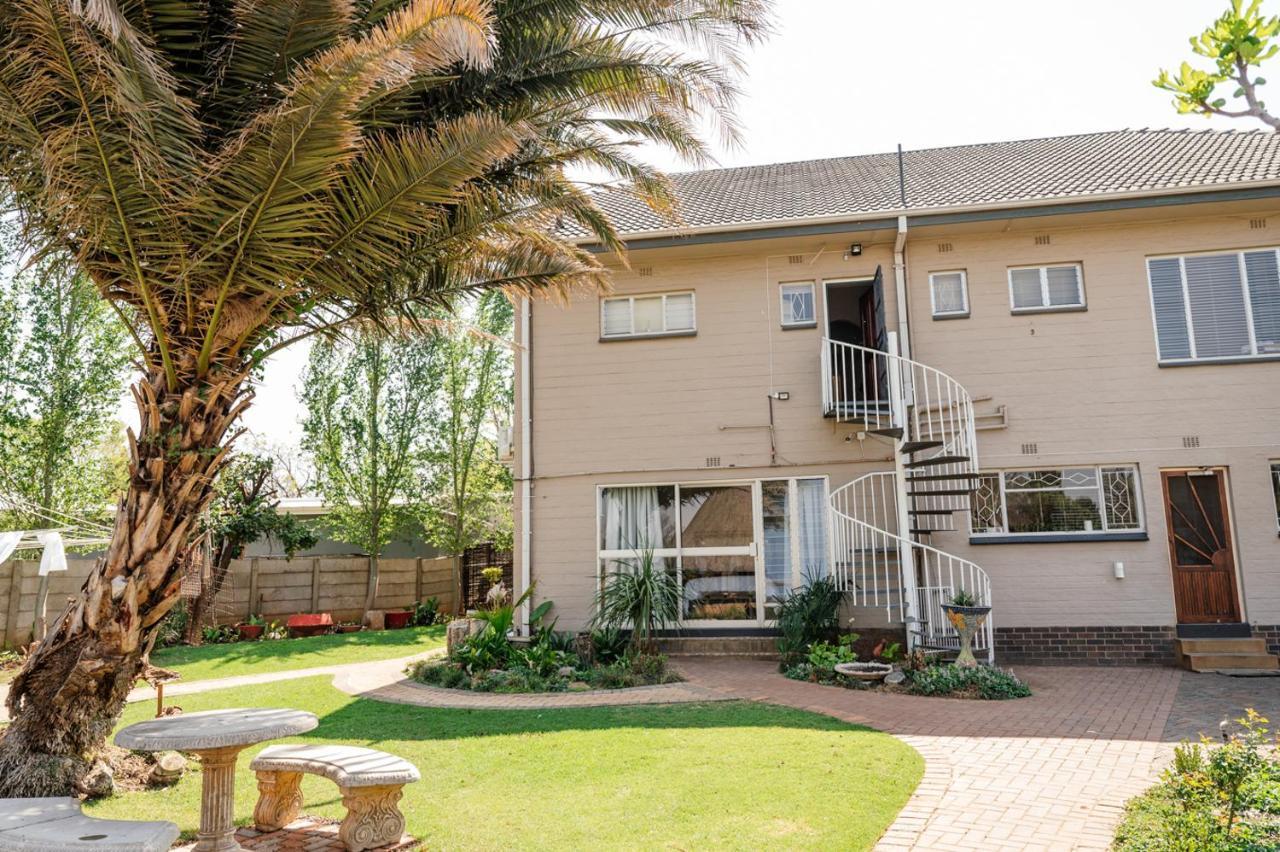 Opstal Gastehuis Potchefstroom Luaran gambar